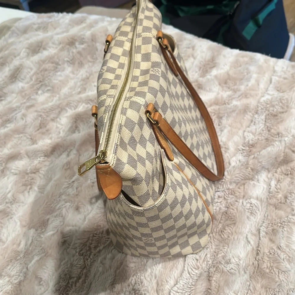 This is an authentic LOUIS VUITTON Damier Azur Totally MM. - Picture 3 of 7